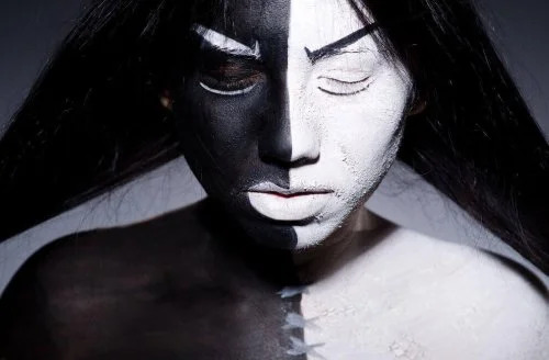 donna con volto dipinto meta nero e meta bianco