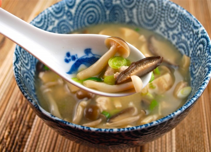 Zuppa di miso con funghi