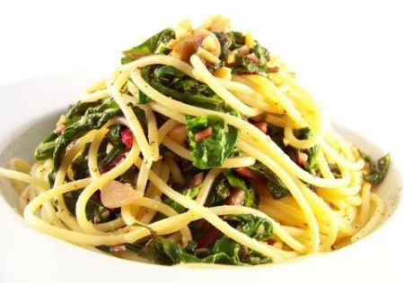 Spaghetti con broccolo fiolaro, mandorle e pomodorini secchi