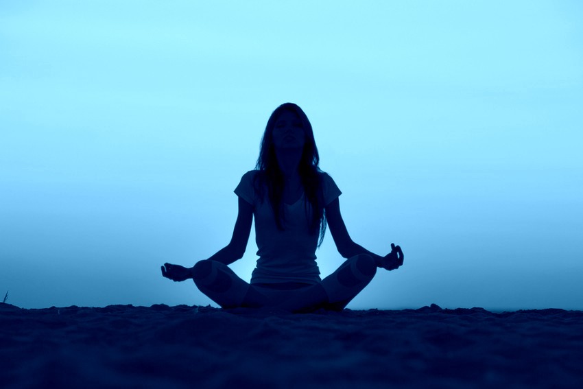 donna meditazione